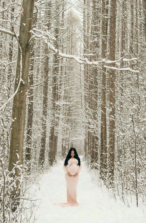 Snow Maternity Photos, Maternity Christmas Pictures, Winter Pregnancy Photoshoot, Pregnancy Photoshoot Ideas, Winter Maternity Pictures, Winter Maternity Shoot, Maternity Photography Winter, Winter Pregnancy, Maternity Picture Outfits