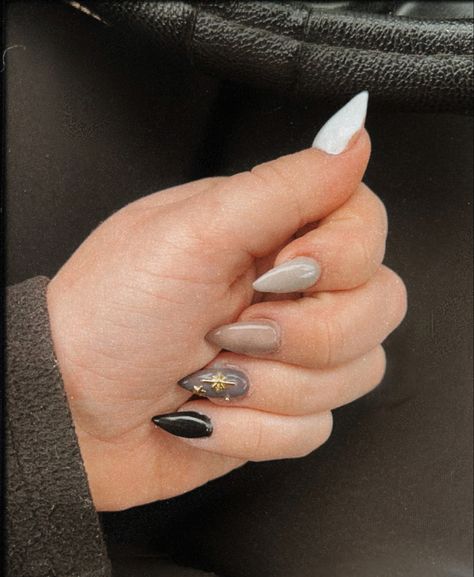 Acrylic nails, grey nails, star Long Oval Nails, Monochromatic Nails, Two Tone Nails, Taupe Nails, Oval Nails Designs, Pointy Nails, Nails Now, Pointed Nails, Glow Nails