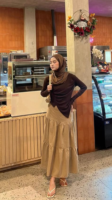 Cream Hijab, Outfit Hijab Ideas, Outfit Rok, Aesthetic Hijabi, Confinement Food, Ootd Ngampus, Hijab Skirt, Outfit Ngampus, Pink Hijab