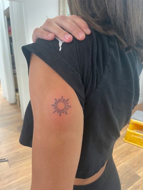 Sunshine Back Tattoo, Back Of Neck Sun Tattoo, Spanish Sun Tattoo, Sun Tattoo Placement Ideas, Sun Wrist Tattoo, Tattoo Locations, Tattoo Sonne, Tato Minimal, Simple Tattoos For Women