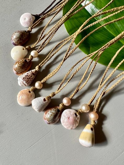 Keiki Braided Shell Necklace - Etsy Diy Seashell Necklace, Shells Jewellery, Shell Necklace Diy, Cowrie Shell Jewelry, Beach Stones Jewelry, Puka Shell Necklace, Sea Jewelry, Diy Collier, Shell Crafts Diy