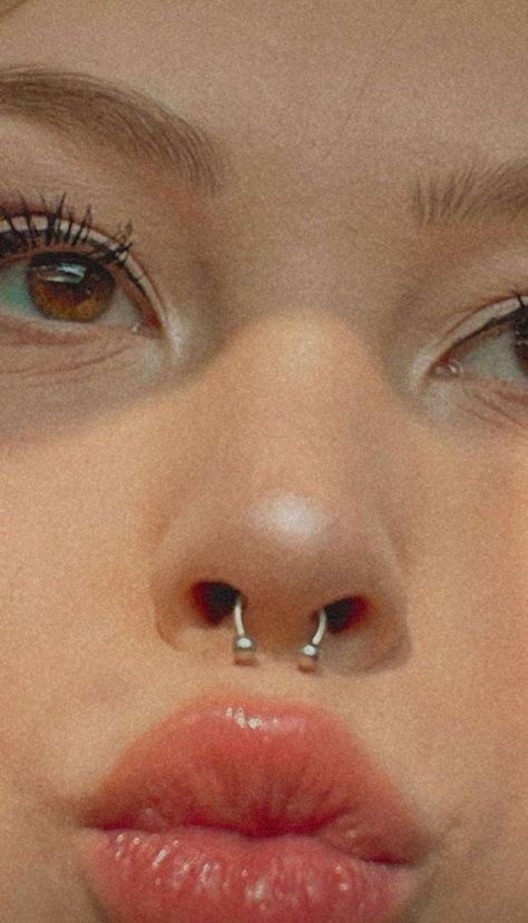 Peircings Women Septum, Nose Piercing Care, Orr Piercing, Septum Nose Piercing, Cute Nose Piercings, Piercing Chart, Septum Nose Rings, Face Piercings, Clap Back