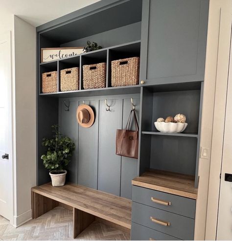 Apartment Ideas Bloxburg, Mudroom Storage Cabinet, Mudroom Design Ideas, Laundry Room Tables, Bloxburg Layout, Transitional Entryway, Mudroom Bench Ideas, Mudroom Remodel, Entry Storage