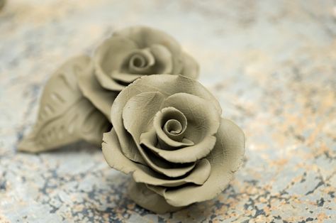 Beautiful video of Otello Tapinassi making lovely and charming ceramic roses Clay Pinch Pots, Franz Collection, Paper Quilling Tutorial, Clay Rose, Quilling Tutorial, Beautiful Video, Pottery Handbuilding, How To Make Clay, Pinch Pots