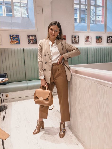 Polene Bag, Brown Trousers, Beige Outfit, Neutral Style, Work Style, Beige Aesthetic, Neutral Fashion, Style Chic, Office Outfits