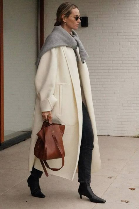 White Coat Outfit, Corporate Girly, Anouk Yve, Nyc Fits, Minimalism Style, Ootd Inspo, Winter Chic, Brown Bag, Style Looks