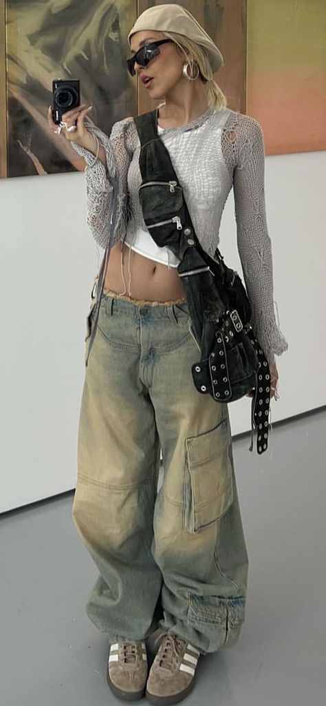 Street Wear Fall 2023, Autumn Stroll Outfit, September 2023 Fashion, Grungy Street Wear, Berlin Style Outfit, Summer Berlin Outfit, Urban Grunge Outfits, Berlin Style Summer, Y2k Urban Fashion