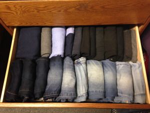 Space saving drawer trick Jeans Folding, Fold Clothes To Save Space, Drawers Organization, Fold Pants, Organization Clothes, How To Fold Jeans, Drawers Closet, Jean Organization, How To Fold Pants