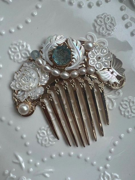 Princess Aesthetic Jewelry, Genshin Accessories, Hanfu Jewelry, Fancy Hair Accessories, Pearl Comb, Chinese Hair Accessories, Magical Jewelry, Girly Accessories, Fancy Jewellery