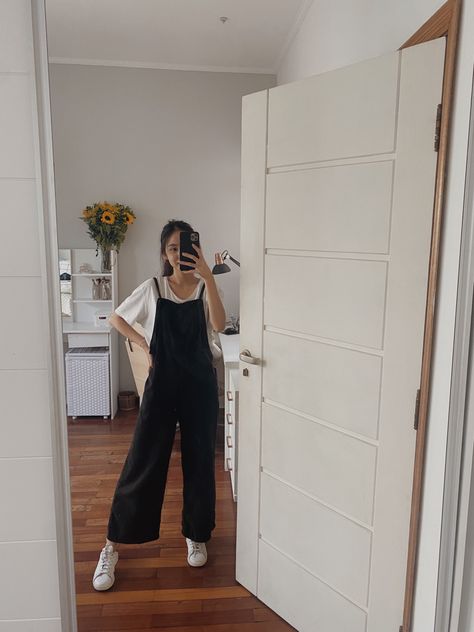 Black Linen Dungarees Outfit, Black Linen Overalls Outfit, Linen Overalls Outfit, Black Overalls Outfit, Teaching Fits, Black Dungaree, Dungaree Outfit, Japan Outfits, Outfits Gorditas