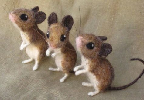 Needle felted mice Tovad Ull, Hantverk Diy, Field Mouse, Needle Felting Tutorials, Felt Mouse, Needle Felting Projects, Felted Animals, Felting Tutorials, Cute Mouse