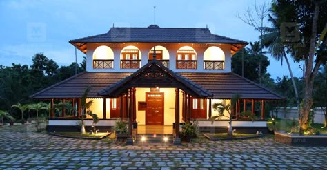 Nallukettu House Kerala, Kerala Traditional House Exterior, Kerala House Sitout Design, Kerala House Design Traditional, Traditional House Plans Kerala, Small House Design Kerala, Kerala Traditional House, Kerala House, Indian House Plans