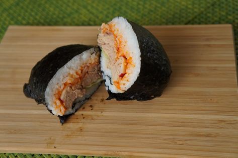 Spicy (canned) tuna Onigirazu sushi sandwich ⋆ Make my Sushi Spicy Canned Tuna, New Vegetarian, Road Snacks, Dragon Roll, Canned Tuna, California Roll, Sushi Sandwich, Spicy Tuna, Sushi Roll