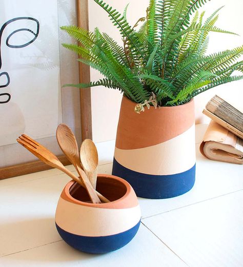 Terracota Pot Painting Ideas Boho, Terracotta Pots Painted Boho, Painting Planters Pots Ideas Diy, Terracotta Planter Painted, Terracotta Painting Ideas, Terracotta Pot Paint, Clay Pot Design, Blue Plant Pots, Clay Flower Pot Painting Ideas