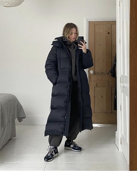 Long Padded Coat Outfit, Long Down Jacket Outfit, Black Puffy Coat Outfit, Long Puffer Jacket Outfit Street Style, Snowy Outfits Winter, Long Puffer Jacket Outfit Winter Style, Extreme Cold Weather Outfits, Padded Coat Outfit, Long Black Puffer Coat Outfit