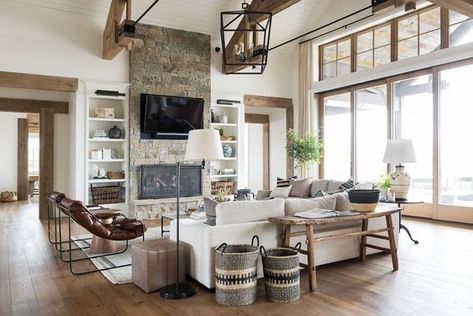 urban farmhouse style Sm Ranch House, Transitional Family Room, White Built Ins, Modern Lake House, Modern Fireplace, Studio Mcgee, Rustic Living, Cozy Space, Ranch House