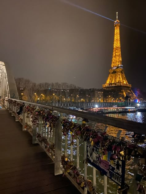 Love Lock Bridge Paris Aesthetic, Paris Love Lock Bridge, Paris Bridge With Locks, Love Locks Paris, Love Lock Bridge Paris, Paris Lock Bridge, Paris Bridge, Love Lock Bridge, Love Bridge