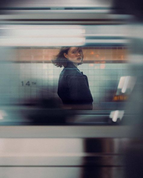 Shooting Pose, Metro Paris, Young Forever, Lockwood And Co, Photographie Portrait Inspiration, 사진 촬영 포즈, Foto Poses, Cinematic Photography, Street Photo