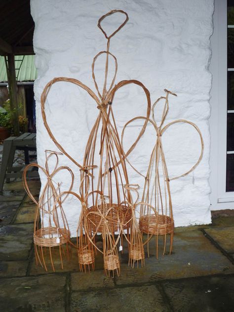 willow weaving angels | Christmas | Lynns Willow Grapevine Projects, Paper Basket Weaving, Christmas Sketch, Angels Christmas, Basket Weaving Patterns, Willow Weaving, Paper Basket, Weaving Patterns, Flower Farm