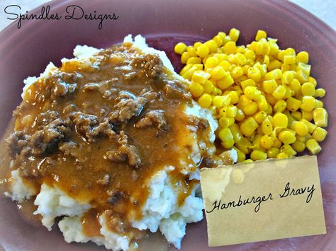 Hamburger Gravy ~ quick and easy dinner from www.spindlesdesigns.com #hamburgergravy Hamburger Sauce, Hamburger Gravy, Hamburger Steaks, Fast Easy Dinner, Beef Dinners, Hamburger Steak, House Guests, Yummy Meals, Hamburger Meat Recipes