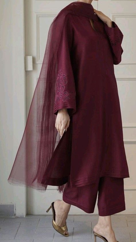 Indian Wear For Women Simple, Solid Color Suits Pakistani, Eid Look Pakistani Simple, Indian Kurti Outfit Ideas, Wedding Dresses Simple Pakistani, Simple Pakistani Suits Casual, Pakistani Suits Simple, Simple Pakistani Suit, Pakistani Simple Suits