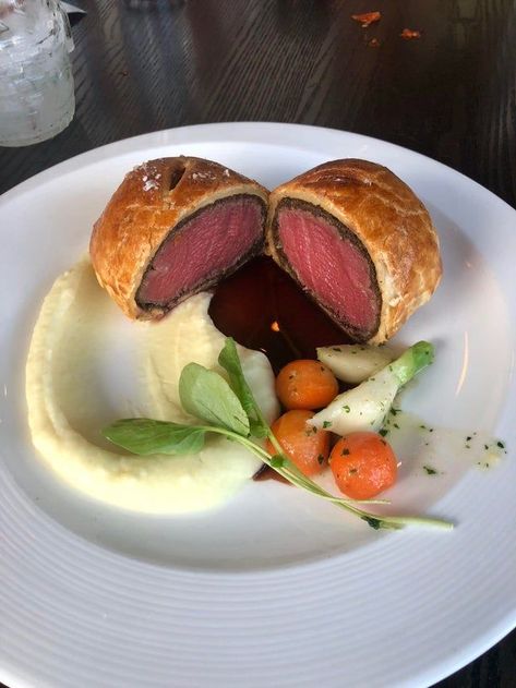 Michelin Food, Food Presentation Plates, Gourmet Food Plating, Beef Wellington Recipe, Fine Dining Recipes, Beef Wellington, Munnar, Easter Hair, Kids Easter