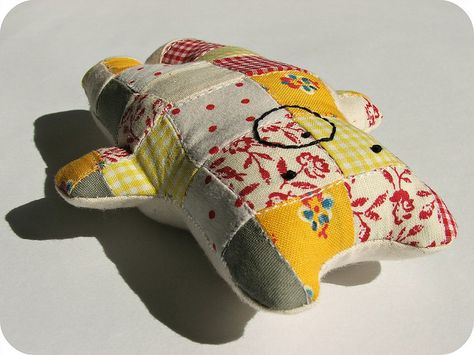 quilted stuffed bear Patchwork Stuffed Animals, Patchwork Plush, Tiny Titans, Quilted Bags, Animal Cushions, Baby Stuffed Animals, Nature Baby, Stuffed Bear, Bear Quilts