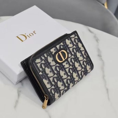 Dompet Dior, Dior Wallet On Chain, Branded Wallets, Cute Wallets, Dior Wallet, Luxury Wallet, Celine Bags, Designer Wallets, Fold Wallet