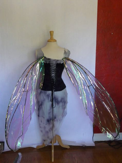 Fairy Wings Cellophane, Dragon Fly Wings Costume, Diy Faerie Wings, Droopy Fairy Wings, Fairy Wing Cape, Diy Costume Wings, Wings Back View, Dragon Fly Costume, Cellophane Fairy Wings