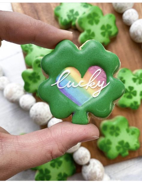 Royal Icing Cookies Recipe, St Patrick's Day Cookies, St Patrick Day Treats, Cookie Sticks, Spring Cookies, Kinds Of Cookies, Sugar Cookie Designs, Cutout Sugar Cookies, St Patrick's Day Decorations