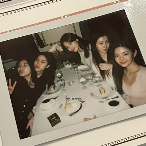 Itzy Brown Aesthetic Ot5, Itzy Polaroid, Itzy Ot5, Ryujin Chaeryeong Yuna, Lia Ryujin Chaeryeong, Prom Poses, Polaroid Pictures, Iphone Wallpaper Photos, Brown Aesthetic