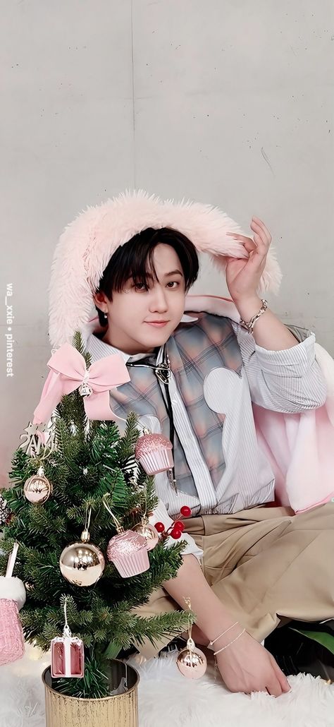 Skz Wallpaper Christmas, Kpop Album Cover Stray Kids, Christmas Kpop Wallpaper, Straykids Christmas Wallpaper, Changbin Christmas, Kpop Christmas Wallpaper, Stray Kids Christmas Wallpaper, Skz Christmas Wallpaper, Changbin Lockscreen