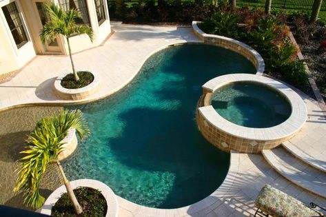 Overhead view of a kidney shaped pool with a lake-style gradual entry which ideal for kids. Gunite Swimming Pool, Kidney Shaped Pool, Freeform Pools, Swimming Pool Photos, Outdoor Renovation, Piscina Interior, Swimming Pool Hot Tub, Pool Shapes, Small Swimming Pools