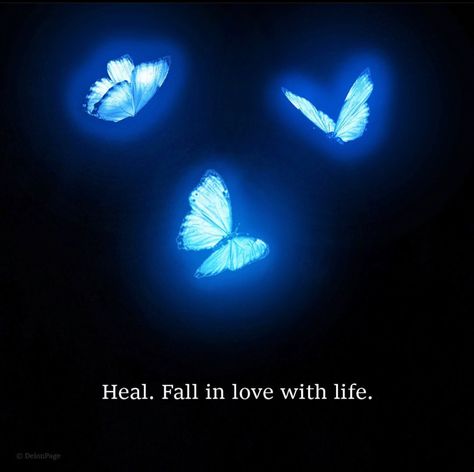 Blue Energy Aesthetic, Spiritual Icons, Glowing Butterflies, Fall In Love With Life, In Love With Life, Walpapers Cute, Arte Indie, Energy Art, Spiritual Artwork