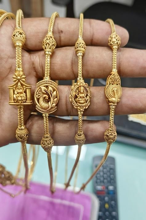 Peacock Mugappu Designs Gold, Latest Mangalsutra Designs 2020, Mogappu Chain Designs, Mugapu Thali Chain, Pusthela Thadu Designs Latest, Mugappu Designs Chains, Gold Mangalsutra Design, Mugappu Chain, Vanki Designs Jewellery