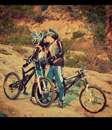 Love! Freeride Mtb, Mountain Biking Photography, Bike Couple, Mountain Bike Art, Motocross Love, Bicycle Mountain Bike, Downhill Bike, Downhill Mtb, Enduro Mtb