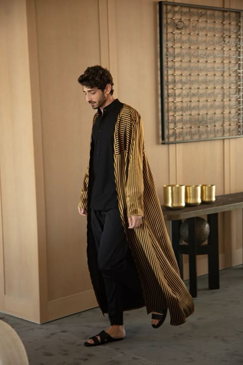 Abaya Men Style, Modern Arab Fashion, Cairo Street Style, Egyptian Outfit Male, Egyptian Clothing Male, Kimono Men Fashion, Arabic Style Fashion, Modern Egyptian Fashion, Muslim Men Fashion