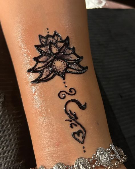 Henna For Wrist, Red Henna On Dark Skin, Halloween Henna, Henna Leg Tattoo, Henna Sleeve, Tiny Cross Tattoo, Cool Henna, Back Henna, Henna Tattoo Design