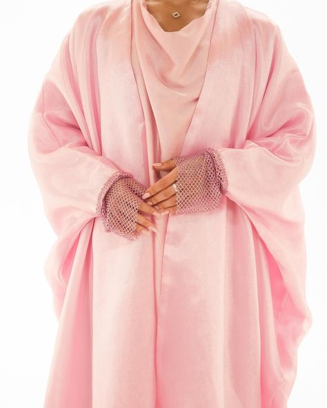 THE NAYLA SET 🌸 Feeling like a modest Barbie 🩷 Includes ✨Long sleeve cowl neck inner dress ✨Outer abaya with netted bead detail sleeves ✨Matching hijab Available online: lavantathelabel.com Dress Outer, Cowl Neck, The Label, Feelings, Beads, Long Sleeve, Quick Saves