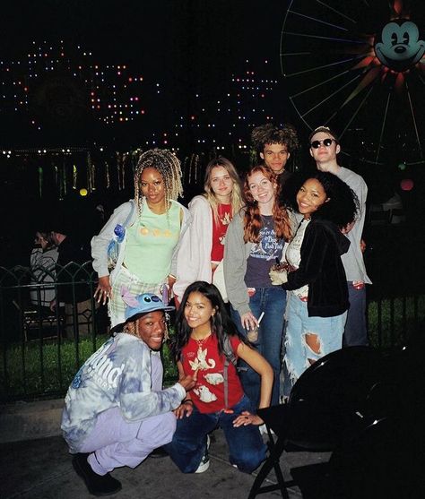 Poc Friend Group Aesthetic, Black Queer Friend Group, Mixed Friend Group Aesthetic, Diverse Friend Group Aesthetic, Diverse Friend Group, Navia Robinson, Friend Groups, Teen Friends, I Need Friends