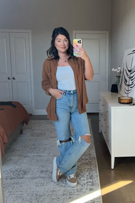 High Rise 90s Jeans Outfit, Baggy Carpenter Jeans Outfit, Long Baggy Jeans Outfit, Young Mom Outfits Fall, Gen Z Jeans Outfit, Relaxed Jeans Women Outfit, 90s Mom Fashion Outfits, 90s Jeans Outfit High Waisted, Relaxed Fit Jeans Women Outfits