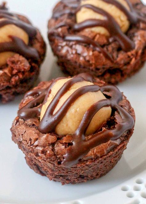 Brownie Bites topped with Peanut Butter Balls Buckeye Brownies, Peanut Butter Buckeyes, Brownie Bites Recipe, Cookie Dough Cake, Cookie Cups Recipe, Easy Candy Recipes, Easy Candy, Butter Balls, Candy Recipe