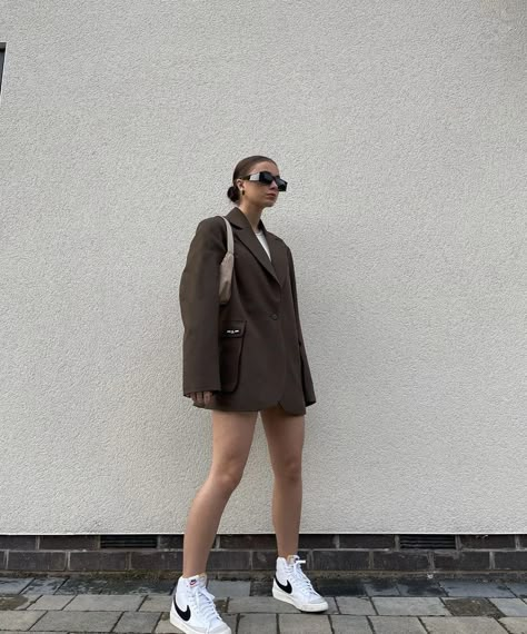 Brown Jordan 1 Outfit, Shoes Aesthetic Outfit, Styling Jordan 1 Outfits, Nike Shoes Aesthetic, Nike Jordan Outfit, Jordan Outfits Womens, Outfit Botas, Money Rich, Blazer Outfits For Women