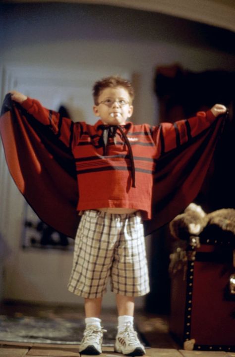 Spooky Paintings, Tony Thompson, The Little Vampire, Jonathan Lipnicki, Halloween Nostalgia, Vampire Kids, Nostalgic Movies, Halloween Widget, Vampire Cape