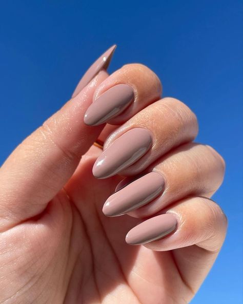 Anahi Victoria on Instagram: “@lightslacquer Jolene Swipe to see it matte! Available on 05.06.21! Use code “AVRNAILS10” to save! (Non affiliate code) *PR #lacquerbabe…” Taupe Nail Designs, Taupe Nails Designs, Winter Nail Color, Thanksgiving Nails Color, Round Nail Designs, Neutral Nails Acrylic, Taupe Nails, Winter Nail Polish, Star Nail Designs