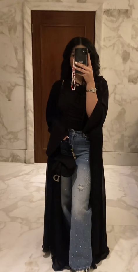 Khaliji Abaya Style, Ramadan Outfits Ideas 2024, Modern Arabian Outfits For Women, Abaya Work Outfit, Fashion Abaya Style, Abaya With Jeans Outfit, Abaya And Jeans Outfit, Abaya Jeans Outfit, Abaya Inspo Aesthetic