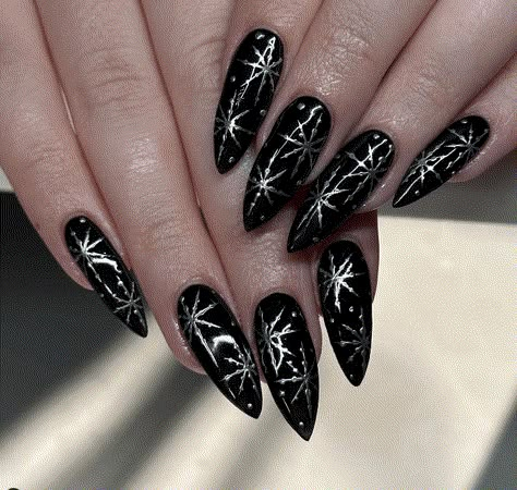 Christmas Nails Dark Colors, Black Nail Christmas Design, Gothic Christmas Nails Acrylic, Goth Nails Christmas, Christmas Gothic Nails, Black Christmas Nails Almond, Dark Christmas Nail Ideas, Dark Christmas Nails Acrylic, Black Christmas Nail Ideas