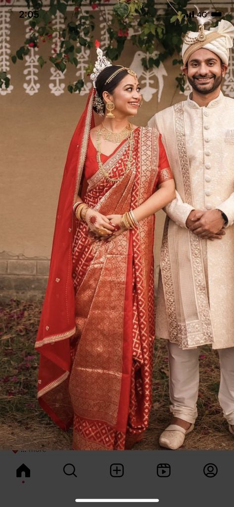 Dulhan Saree Wedding Outfits, Bridal Bengali Look, Bride Chunari, Red Shalu Saree For Bride, Bengali Bride Simple Look, Bengali Bride Entry, Sabyasachi Bengali Bride, How To Wear Bengali Saree, Bengali Bride Hairstyle