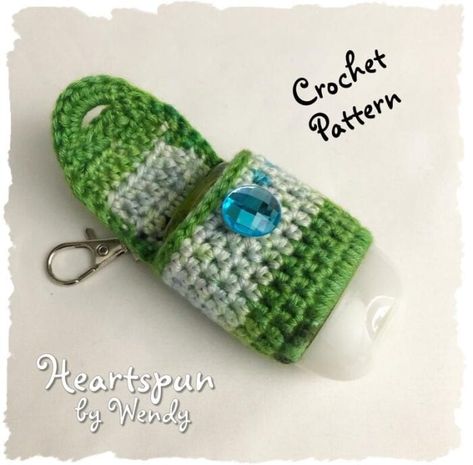 Sanitizer Crochet Holder, Hand Sanitizer Crochet Holder Free Pattern, Hand Sanitizer Holder Diy Free Pattern, Crochet Sanitizer Holder, Crochet Hand Sanitizer Holder Pattern, Hand Sanitizer Holder Diy, Crochet Hand Sanitizer Holder, How To Make Keychains, Make Keychains