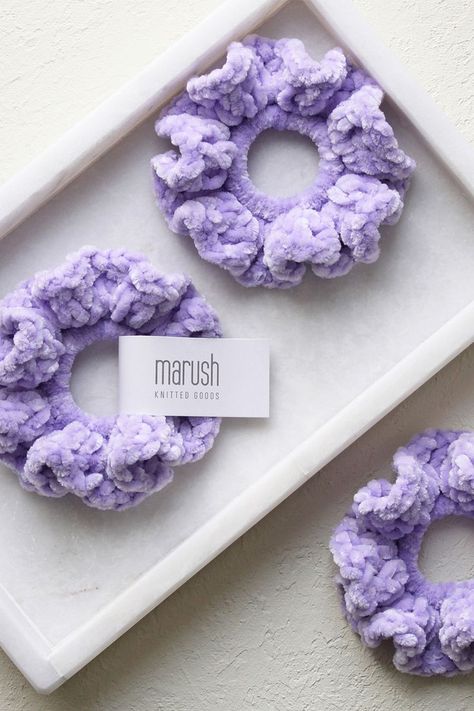 Crochet Velvet Scrunchie, Crochet Crunchies, Scrunchies A Crochet, Crochet Hair Tie, Scrunchies Crochet, Diy Hair Accessories Tutorial, Scrunchie Crochet, Lilac Crochet, Lilac Velvet